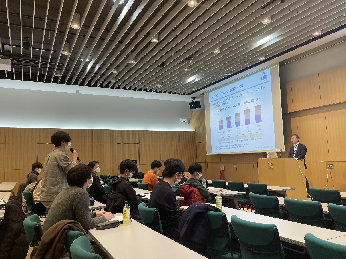 （質疑応答のようす）